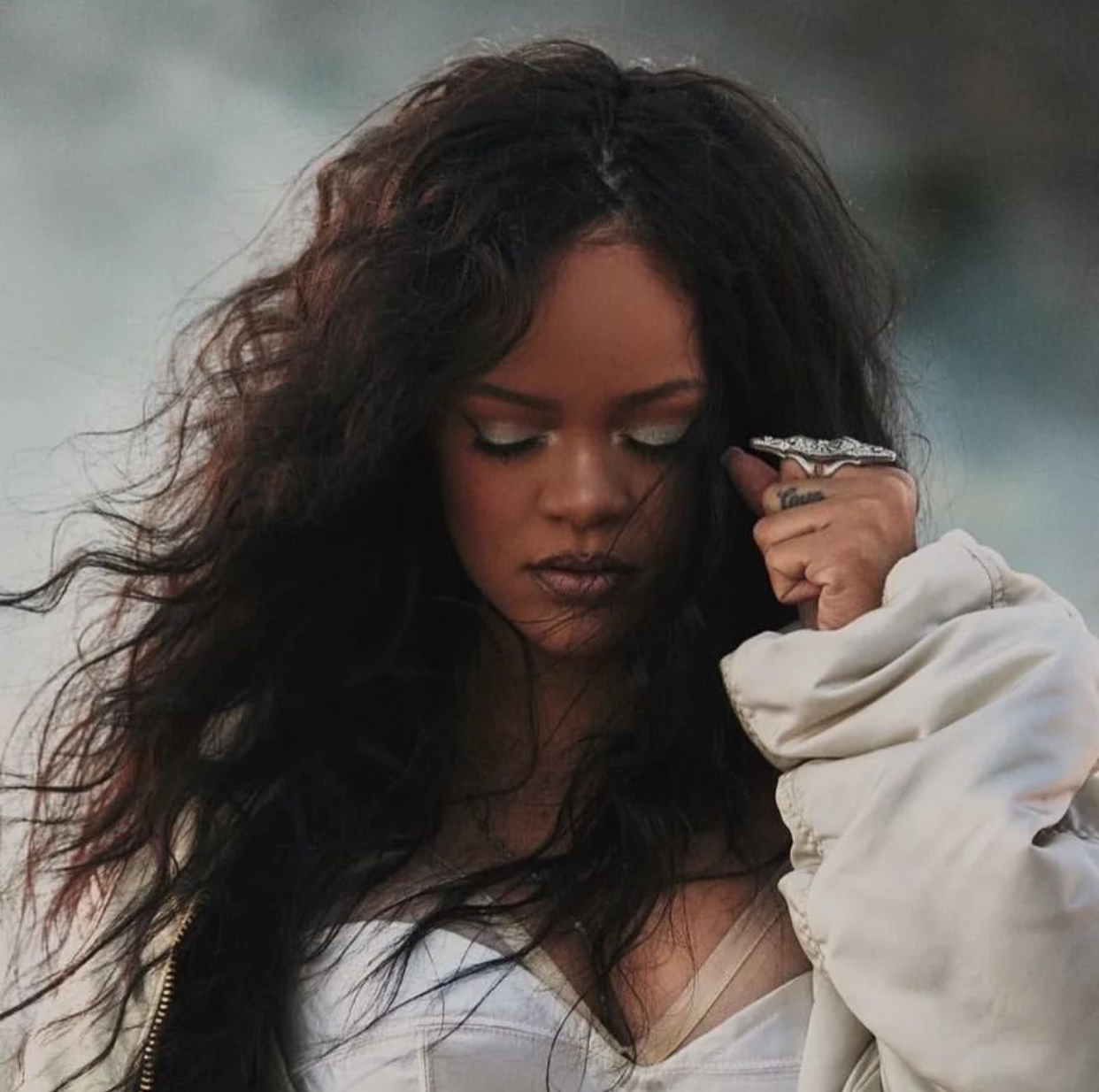 Rihanna Lift Me Up